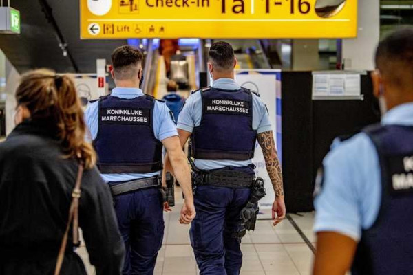 Ολλανδία – Συνέλαβαν ζευγάρι από τη Νότια Αφρική που «απέδρασε» από ξενοδοχείο καραντίνας