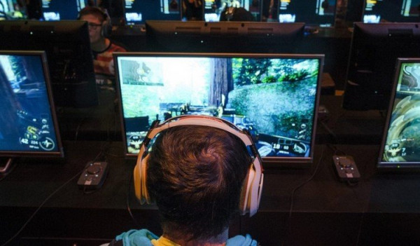 Στοιχεία – σοκ – Διπλάσιο χρόνο μπροστά από μία οθόνη πέρασαν οι έφηβοι εν μέσω πανδημίας