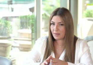 Έλενα Παπαρίζου – Αντί να γινόμαστε καλύτεροι, ασχολούμαστε με το αν έχει κάποια παραπάνω κιλά