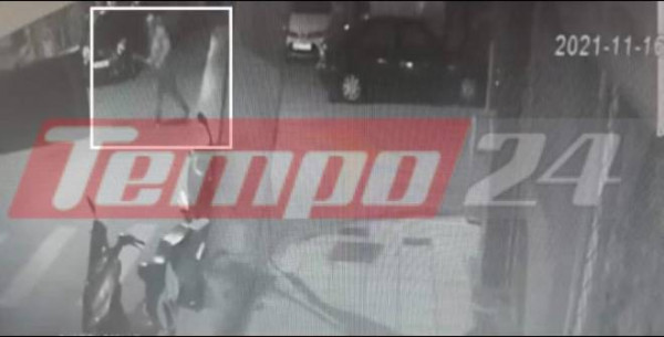 Πάτρα – Βίντεο ντοκουμέντο – 30χρονος σπάει αυτοκίνητα και εκφοβίζει καταστηματάρχες και περαστικούς