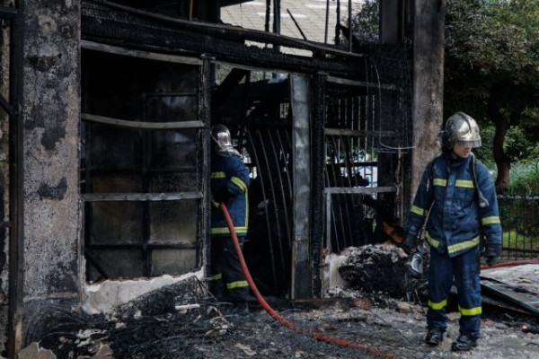 Πειραιάς – Η αποθήκη που τυλίχτηκε στις φλόγες κάηκε ολοσχερώς