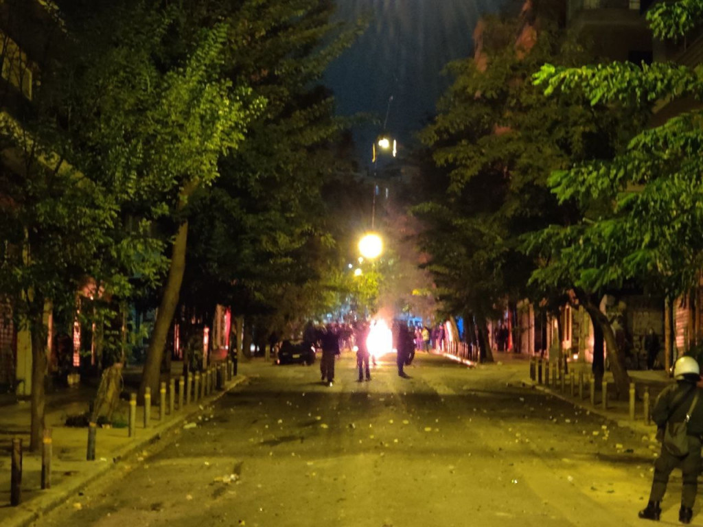 Πολυτεχνείο – Επεισόδια στα Εξάρχεια μετά την πορεία – Πετροπόλεμος, έφοδος των ΜΑΤ στην πλατεία και συλλήψεις