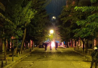 Πολυτεχνείο – Επεισόδια στα Εξάρχεια μετά την πορεία – Πετροπόλεμος, έφοδος των ΜΑΤ στην πλατεία και συλλήψεις