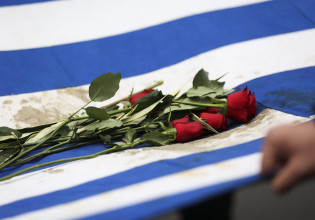 Επέτειος Πολυτεχνείου – Μαζική συμμετοχή στην πορεία – Τα συνθήματα και οι εικόνες που συγκίνησαν