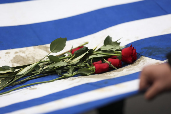 Επέτειος Πολυτεχνείου – Μαζική συμμετοχή στην πορεία – Τα συνθήματα και οι εικόνες που συγκίνησαν