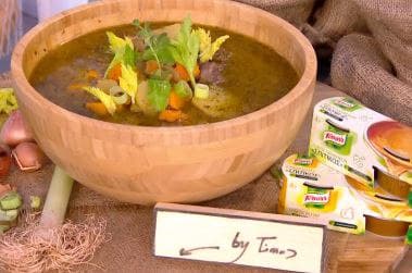 Ο Τίμος Ζαχαράτος ετοιμάζει σούπα με μοσχάρι