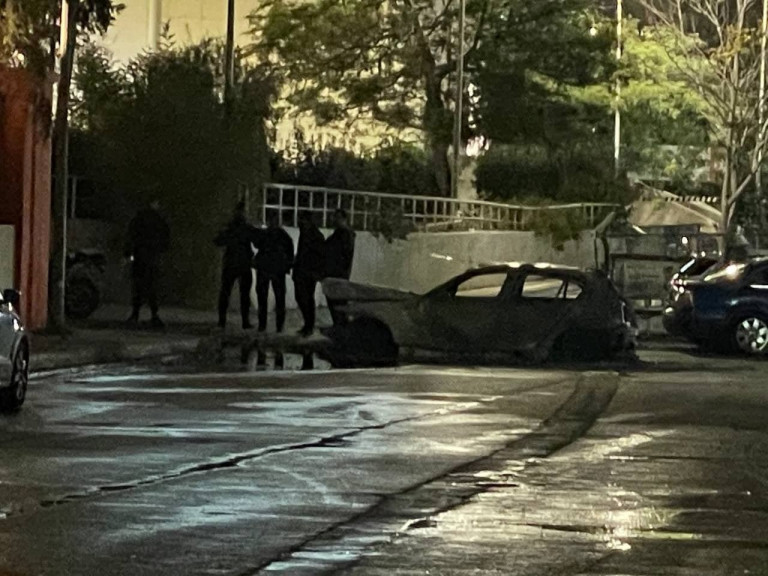 Πυροβολισμοί στη Νίκαια – Αυτό είναι το καμένο αυτοκίνητο που χρησιμοποίησαν οι δράστες