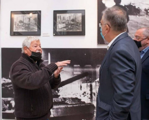«Σπουδαίες στιγμές της ιστορίας» – Σε έκθεση φωτογραφίας για το Πολυτεχνείο ο Θεοδωρικάκος
