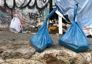 Street Workers – Οι άστεγοι της Αθήνας δεν είναι μόνοι τους – «Όταν οι άλλοι μένουν μέσα, εμείς βγαίνουμε έξω»