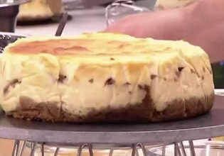 Ο Χρήστος Βέργαδος ετοιμάζει cinnamon roll cheesecake
