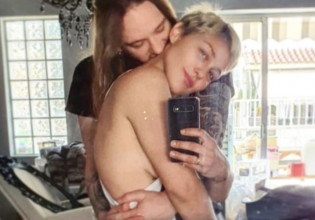 Πηνελόπη Αναστασοπούλου – Ποζάρει ολόγυμνη στο μπάνιο και κάνει ερωτική εξομολόγηση στον σύζυγό της