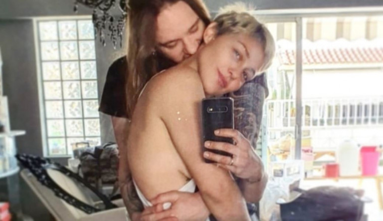 Πηνελόπη Αναστασοπούλου – Ποζάρει ολόγυμνη στο μπάνιο και κάνει ερωτική εξομολόγηση στον σύζυγό της