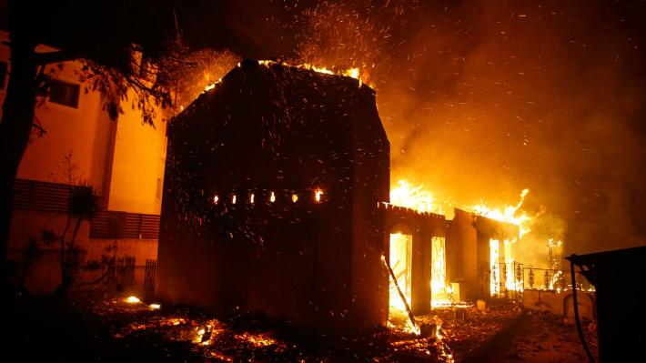 Συναγερμός: Πυρκαγιά σε πυλωτή κτιρίου στο Μενίδι