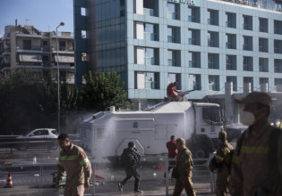 ΣΥΡΙΖΑ για τα επεισόδια στη συγκέντρωση των Πυροσβεστών – Ο Μητσοτάκης πνίγει στα χημικά τους «ήρωες των πυρκαγιών»