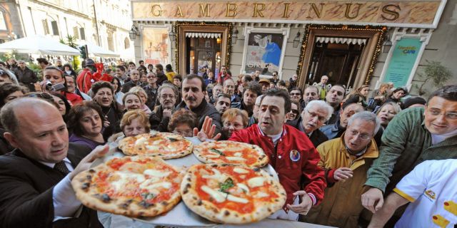 Η «βασιλική» πίτσα Μαργαρίτα που τρώμε εδώ και 130 χρόνια