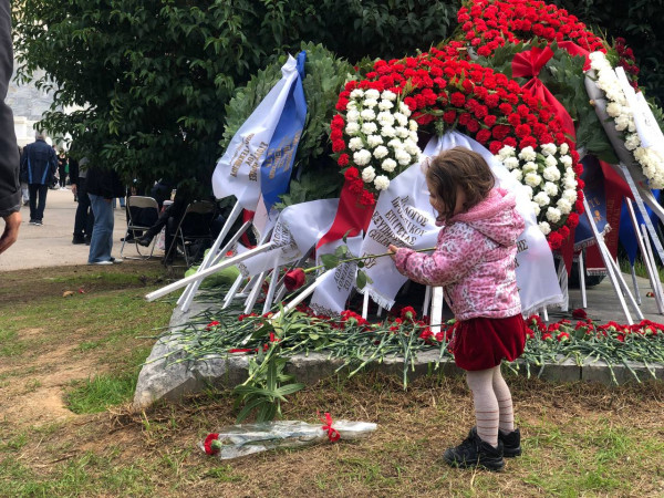 Πολυτεχνείο – Μικροί και μεγάλοι αφήνουν λουλούδια – Το κοριτσάκι που έκλεψε την παράσταση