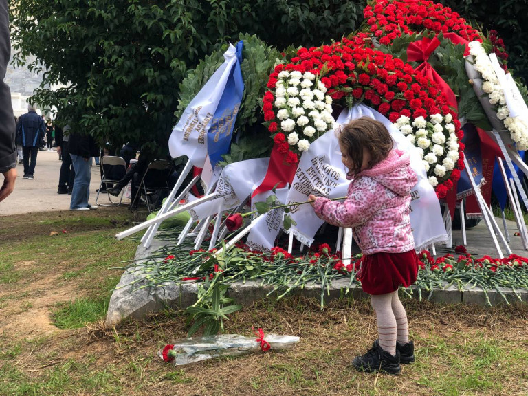 Πολυτεχνείο – Μικροί και μεγάλοι αφήνουν λουλούδια – Το κοριτσάκι που έκλεψε την παράσταση