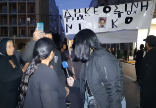 Πολυτεχνείο – Στην πορεία με πανό η οικογένεια του Σαμπάνη – «Δικαιοσύνη για το Νίκο»