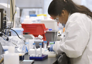 Παραλλαγή Όμικρον – Ήπια συμπτώματα προκαλεί προς το παρόν, σύμφωνα με στοιχεία από τη Ν. Αφρική