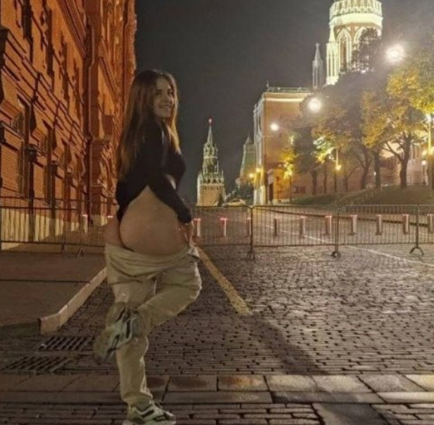 Ρωσία – Πορνοστάρ έκανε «καυτή» φωτογράφιση μπροστά στο Κρεμλίνο και «έβγαλε από τα ρούχα» τους τις Αρχές