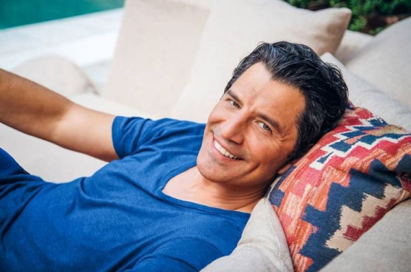 Σάκης Ρουβάς – Καλλονή σύντροφος γνωστού επιχειρηματία στο νέο βίντεο κλιπ του