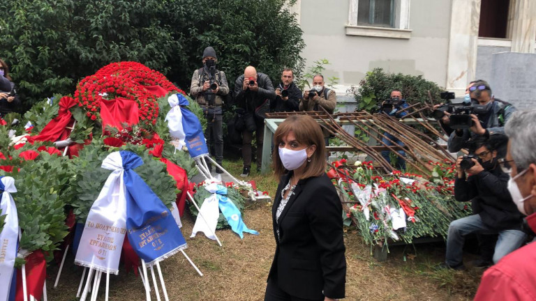 Πολυτεχνείο – Η στιγμή που η ΠτΔ καταθέτει στεφάνι [βίντεο]