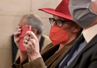 Η Ολλανδέζα με το κόκκινο καπέλο πήγε… Σύνταγμα