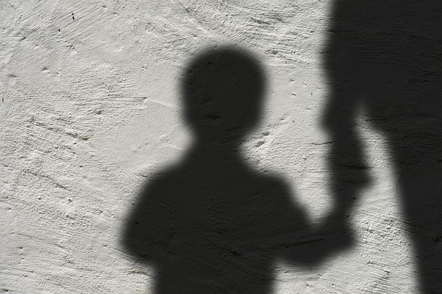 Italia – Sacerdote arrestato per pedopornografia – Circola il video di vera violenza sessuale sui bambini