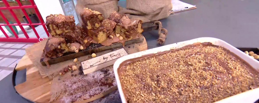 Ο Τίμος Ζαχαράτος ετοιμάζει το πιο ωραίο κέικ με πραλίνα φουντουκιού