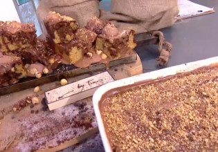 Ο Τίμος Ζαχαράτος ετοιμάζει το πιο ωραίο κέικ με πραλίνα φουντουκιού