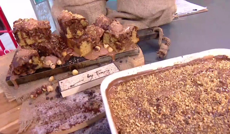 Ο Τίμος Ζαχαράτος ετοιμάζει το πιο ωραίο κέικ με πραλίνα φουντουκιού