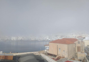 Σύρος – Ομίχλη σκέπασε το νησί – Απίστευτες εικόνες