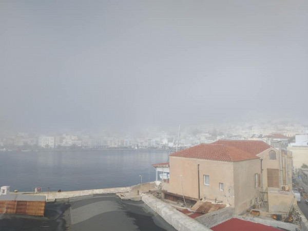 Σύρος – Ομίχλη σκέπασε το νησί – Απίστευτες εικόνες