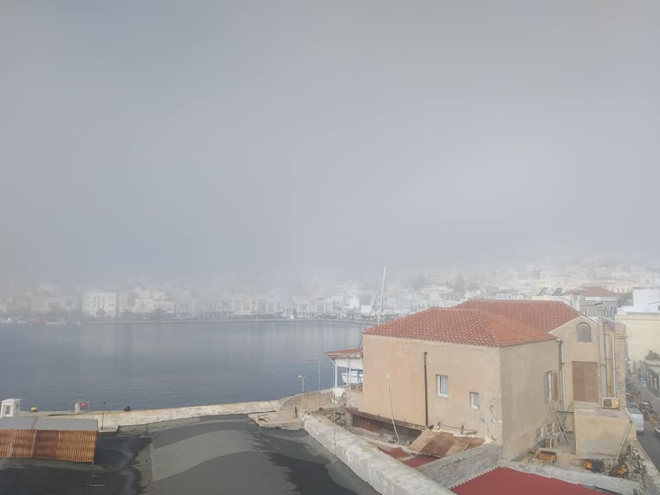 Σύρος - Ομίχλη σκέπασε το νησί - Απίστευτες εικόνες