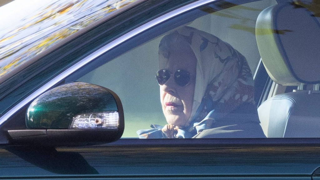 Η Βασίλισσα Ελισάβετ κάνει βόλτα οδηγώντας η ίδια το αυτοκίνητό της