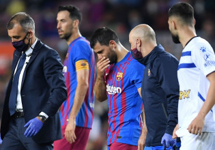 Η Μπαρτσελόνα διαψεύδει ότι σταματά το ποδόσφαιρό ο Αγκουέρο