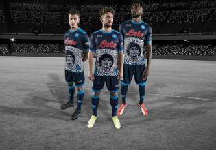 Νάπολι – Τιμά τον Μαραντόνα με μια τρομερή εμφάνιση