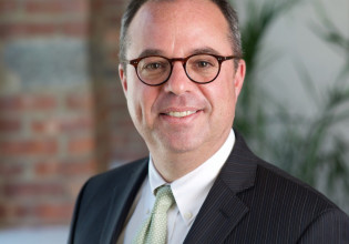 Πίτερ Σπίγκελ στον ΟΤ – Κλειδί οι άμεσες ξένες επενδύσεις για διατηρήσιμους ρυθμούς ανάπτυξης στην Ελλάδα