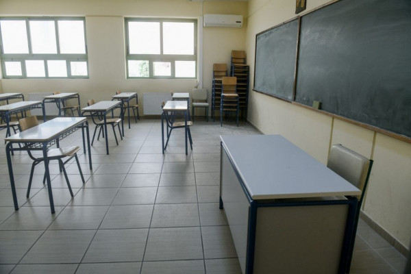 Πρέβεζα – Χειροπέδες σε δάσκαλο που κατηγορείται πως έδειξε γυμνή φωτογραφία του σε μαθητές