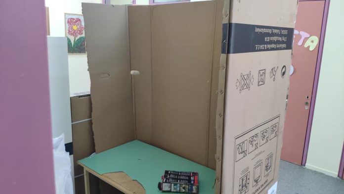 Κρήτη – Τριτοκοσμικές εικόνες σε ειδικό σχολείο – Κάνουν μάθημα σε… χαρτόκουτες