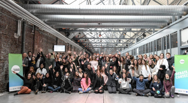 Θεσσαλονίκη – Τρεις μαθητές λυκείου διακρίθηκαν σε διεθνή διαγωνισμό ρητορικής στις Βρυξέλλες