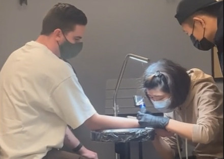 TikTok – Τον έβαλε να κάνει τατουάζ το όνομά της για να τον δεχτεί πίσω και τον χώρισε ξανά