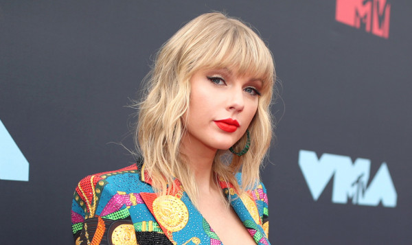 Taylor Swift – To «All Too Well» απέκτησε εικόνα και στέλνει μήνυμα για τις σχέσεις με διαφορά ηλικίας