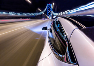 Tesla – Βγαίνει από το κλαμπ των ισχυρών του 1 τρισ. δολαρίων