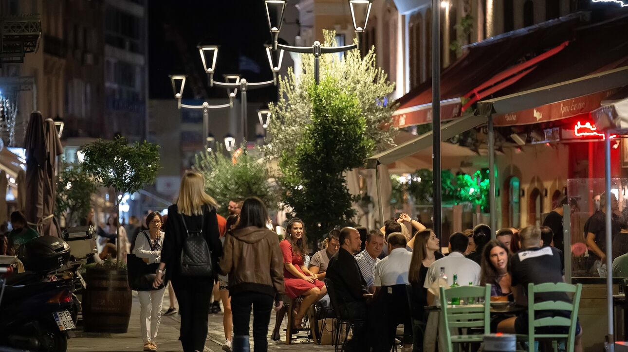 Θεσσαλονίκη - Ουρές στα φαρμακεία για rapid test πριν τη νυχτερινή έξοδο