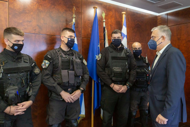 Εύσημα Θεοδωρικάκου σε τέσσερις άνδρες της ΔΙ.ΑΣ που μάζεψαν χρήματα για ένα ζευγάρι ηλικιωμένων