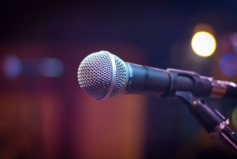 Σκάνδαλο στη σοουμπίζ - Συνεργάτιδα γνωστού τραγουδιστή τον κατηγορεί για λεκτική βία