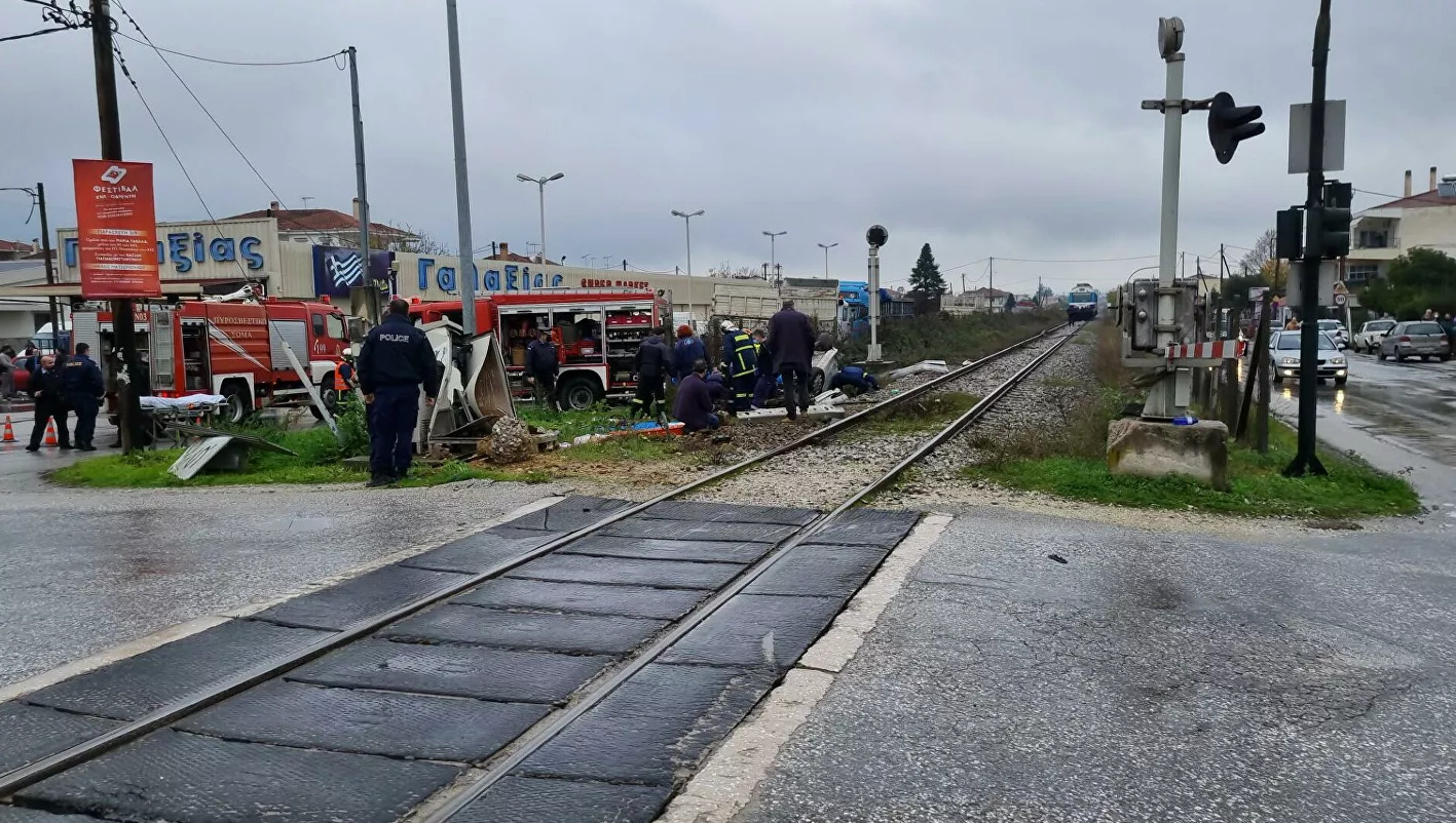 Τρίκαλα - Τρένο παρέσυρε αυτοκίνητο - Η Πυροσβεστική απεγκλώβισε τον οδηγό