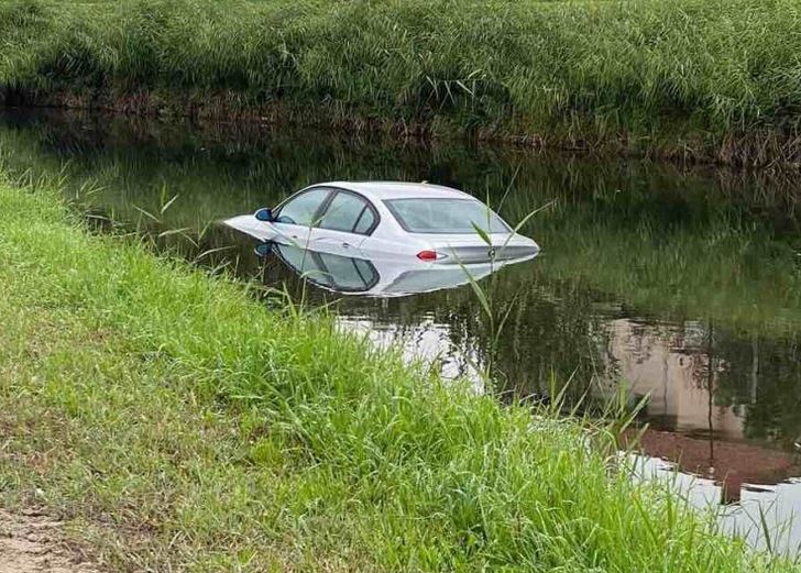 Τρίκαλα - Αυτοκίνητο έκανε «βουτιά» στο ποτάμι