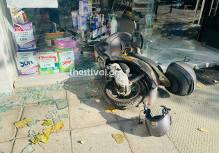 Θεσσαλονίκη – «Καρφώθηκε» με τη μηχανή του σε τζαμαρία καταστήματος